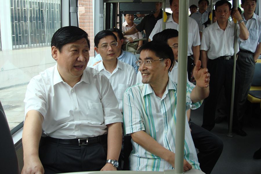 2007年国家主席习近平（时任上海市市委书记）试乘指尖捕鱼新版下载首辆氢燃料电池公交车，并在试乘后给予了高度评价